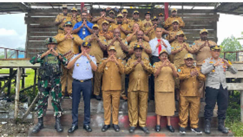 Bupati Yalimo Dr. Nahor Nekwek,SPd, MM dan Wabup Yalimo Yan Kirakla,SPd, Sekda yalimo Dr. Isak Yando,SE.M.Si, foto bersama  para pimpinan OPD dan pejabat TNI/Polri usai apel gabungan di halaman Kantor Bupati Kabupaten Yalimo, Senin (10/3). 
