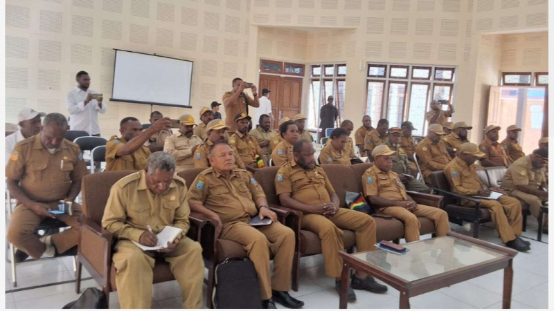 Rapat Perdana Bupati dan Wakil Bupati Kabupaten Yalimo Bersama Sekda, Para Asisten Setda dan Kepala - Kepala OPD (Foto: Humas Pemda Yalimo)