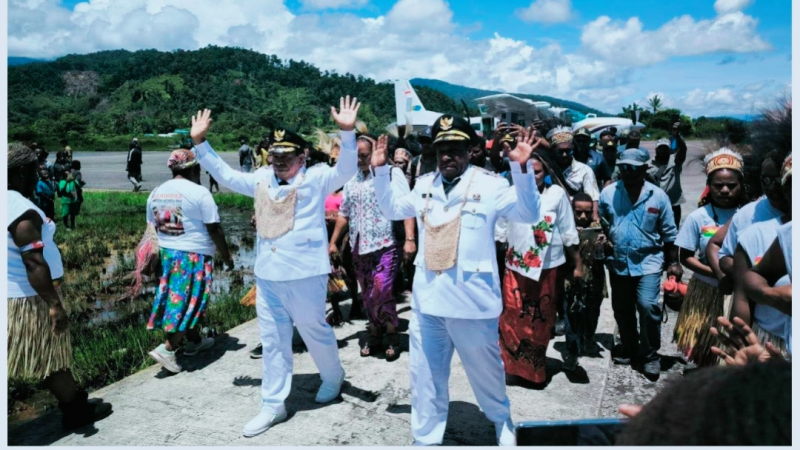 Penyambutan Bupati dan Wakil Bupati Kabupaten Yalimo di Bandar Udara Elelim.