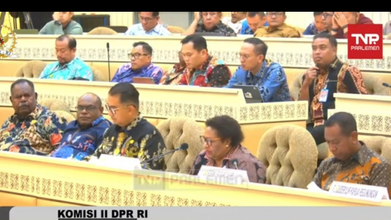 Penjabat Gubernur Provinsi Papua Pegunungan Dr Velix Vernando Wanggai, SIP, MA (batik kuning) bersama  para gubernur DOB di tanah Papua saat berlangsung Rapat Kerja dengan Ketua Komisi II  DPR di Gedung DPR/MPR RI, Senayan, Jakarta, Rabu (13/5). 
