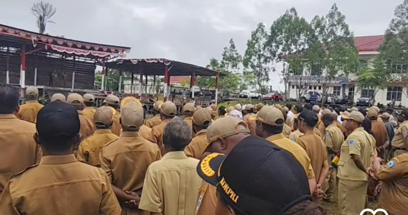 Bupati Yalimo Dr Nahor Nekwek, SPd, MM saat apel perdana, Selasa (11/3) kemarin. 

