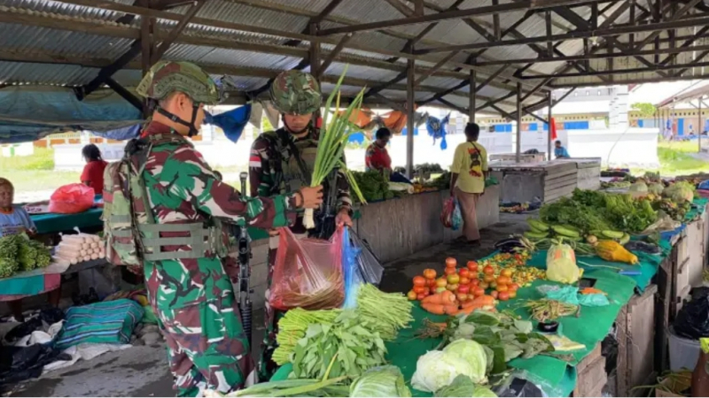 Satgas Yonif 641/Bru Borong Hasil Tani Mama-Mama Papua. foto : istimewa
