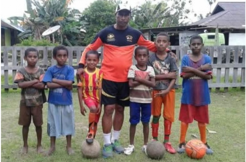 Mantan pemain Persipura, yang kini menjabat sebagai Kabag Ops Polres Yalimo, AKP Francis J.P. Wardjukur mengadakan pelatihan sepak bola untuk anak-anak di wilayah Yalimo.
