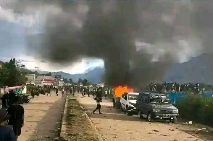 Kerusuhan terjadi di Wamena saat syukuran Bupati dan Wakil Bupati Jayawijaya, Sabtu (15/3/2025) sore. Akibatnya enam orang terluka dalam perisiwa tersebut.  

