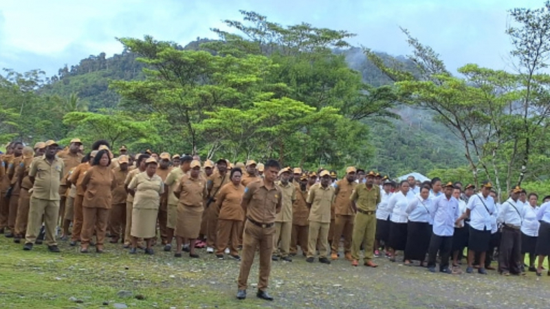 Para ASN di lingkungan Pemkab Yalimo saat mengikuti apel pegawai di halaman Kantor Bupati Yalimo, Senin (17/3). 
