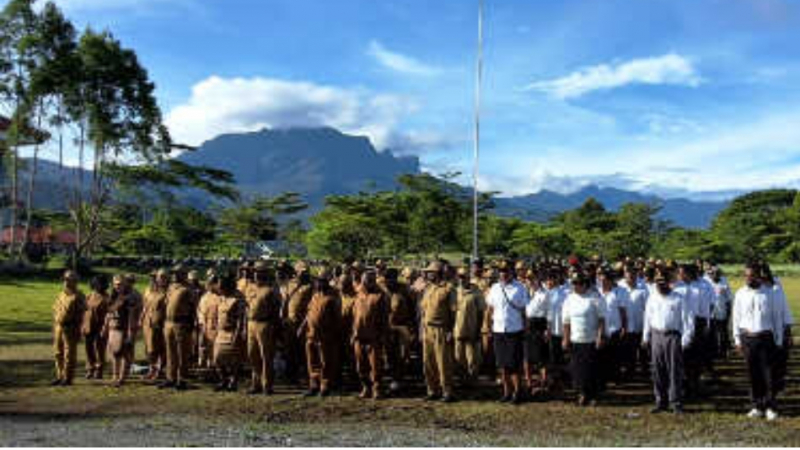 Jajaran pegawai saat mengikuti apel pagi di lingkungan Pemkab Yalimo, Senin (24/3) kemarin. (Foto/Humas Yalimo)
