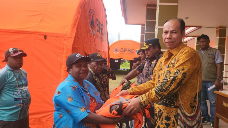 Asisten III Bidang Administrasi Umum Setda Provinsi Papua Pegunungan Petrus Mahuse menyerahkan tenda. 
