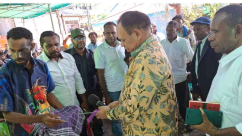Bupati Yalimo, Dr Nahor Nekwek, SPd, MM saat bersiap meresmikan  Asrama Mahasiswa Pelajar Lakdikma di Kota Studi Jayapura, di Asano Distrik Abepura, Kota Jayapura, Rabu (2/4). (Foto/Humas)
