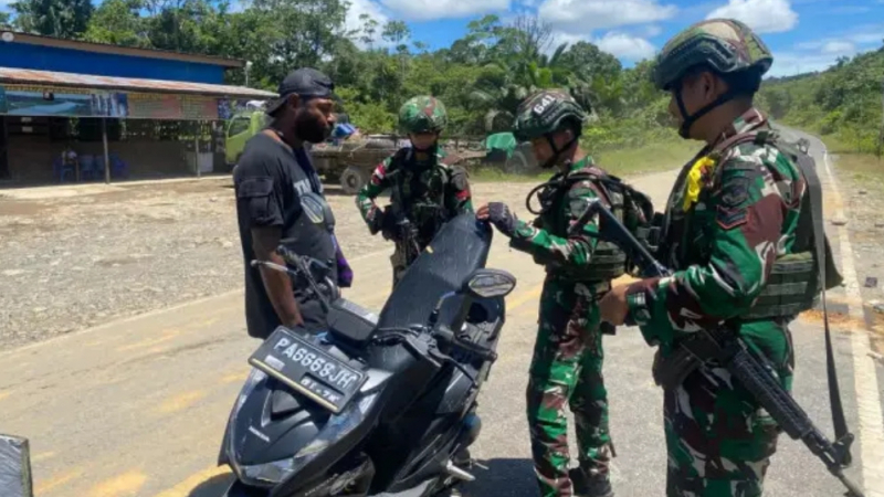 Satgas Yonif 641/Bru Laksanakan Sweeping di Jalur Trans Jayapura-Wamena di Distrik Benawa, Kabupaten Yalimo, Provinsi Papua Pegunungan, (08/04/2025). foto : istimewa
