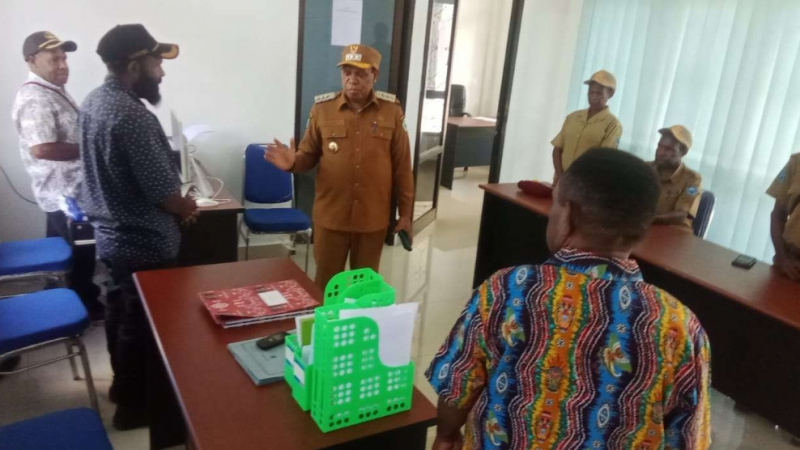 Bupati Kabupaten Yalimo, Nahor Nekwek Saat Melakukan Sidak ke Salah Satu OPD (Foto: Humas Pemda Yalimo)
