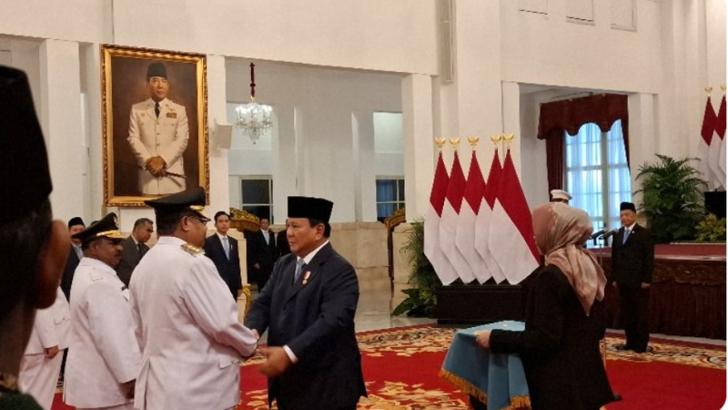 Presiden Prabowo Subianto memberikan ucapan selamat kepada Gubernur Papua Pegunungan, Jhon Tabo usai dilantik di Istana Negara, Kamis (17/4/2025).
