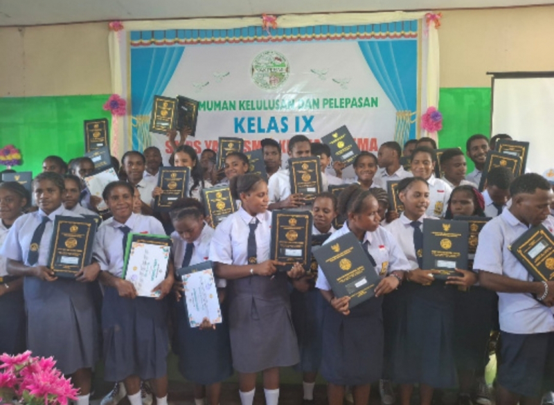 Siswa-siswi kelas IX SMPS YAKPESMI Eklesia Yabema Kampung Yabema Distrik Elelim Kabupaten Yalimo, Papua Pegunungan menunjukkan raport kelulusan kepada para tamu undangan dalam acara pelepasan siswa/siswi kelas IX YAKPESMI Eklesia Yabema, Senin (26/5) kemarin. (FOTO: Humas)