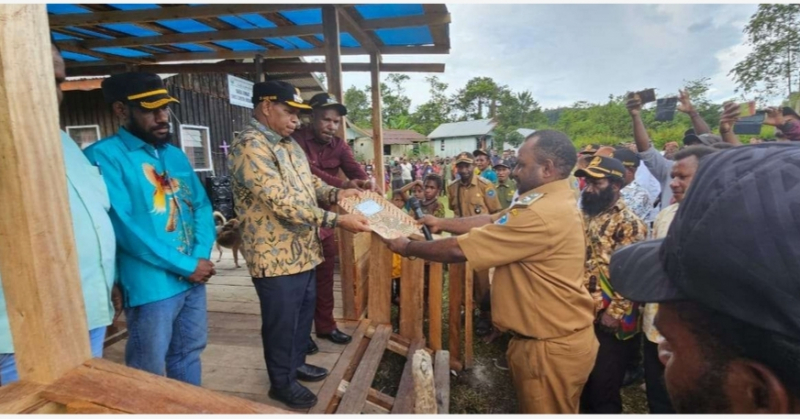 Bupati Yalimo Nahor Nekwek Menerima Penyerahan Tanah Adat Dari Masyarakat Hubakma. foto : humas
