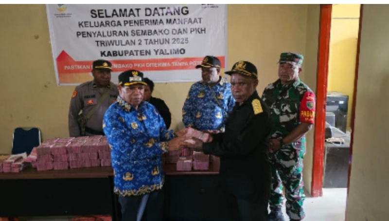 Bupati Yalimo Dr. Nahor Nekwek, SPd. MM menyerahkan bantuan sosial kepada masyarakat di Kabupaten Yalimo di Dinas Sosial Kabupaten Yalimo, belum lama ini. (humas)