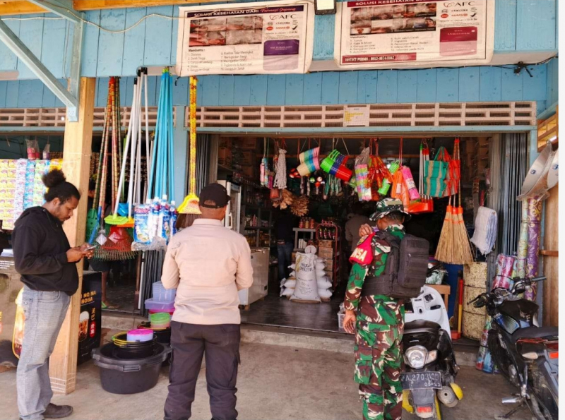 TNI dan Pemda Yalimo saat melakukan Pemeriksaan Barang pada tempat Usaha yang ada di Kabupaten Yalimo