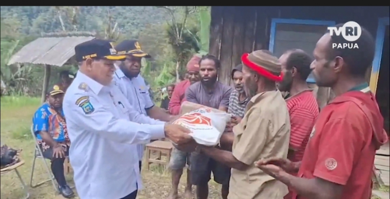 Bupati Yalimo Nahor Nekwek Menyerahkan Secara Simbolis Bantuan Sembako kepada korban longsor. foto : humas