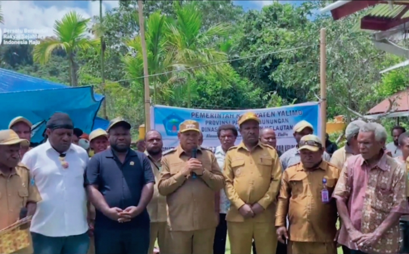 Bupati Yalimo, Dr. Nahor Nekwek, S.Pd., MM., menyerahkan bibit ikan kepada kelompok tani perikanan sekaligus menyaksikan panen hasil budidaya warga di Kampung Hobakma, Distrik Elelim, Selasa (19/8/2025).