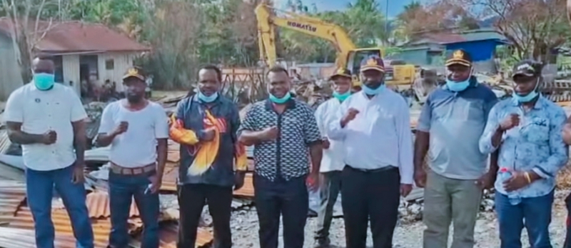 Pemkab Yalimo bersama DPRK meninjau langsung proses pembersihan puing-puing bangunan yang rusak akibat kerusuhan. 