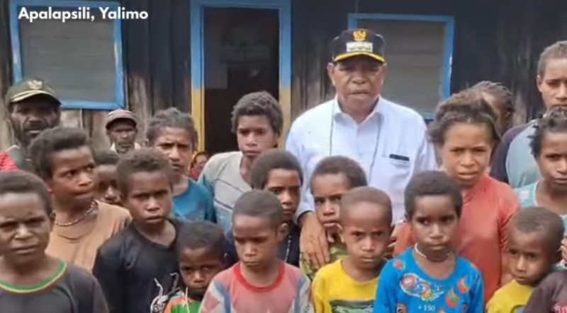 Bupati Yalimo Salurkan Bantuan Korban Longsor di Tangomsili. foto : tangkapanlayar