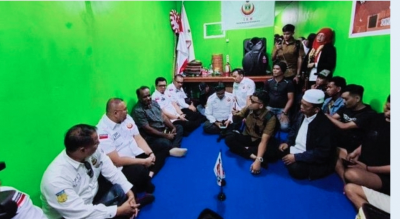 Ketua Umum DPP IKM, Andre Rosiade, saat mengunjungi pengungsian di Distrik Wamena, Jayawijaya, Minggu (28/9/2025).