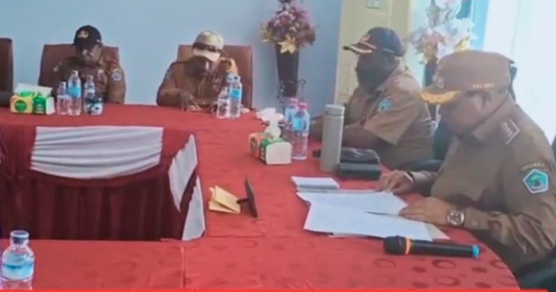 Bupati Yalimo Nahor Nekwek Membuka Musrenbang di Ruang Rapat Bupati. foto : Humas