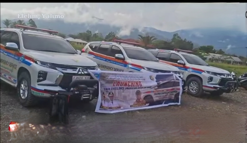 Bupati Kabupaten Yalimo, Nahor Nekwek, menyerahkan tiga unit kendaraan operasional kepada Rumah Sakit Umum Daerah (RSUD) Erdi Dabi Yalimo.