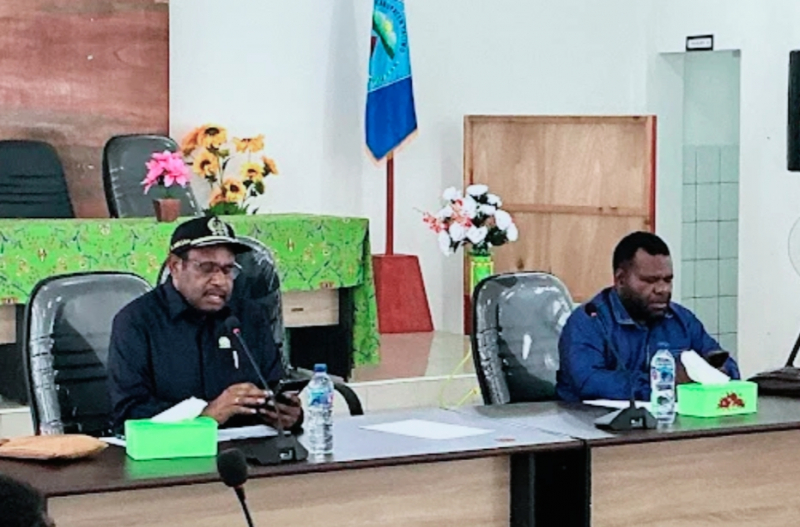 Ketua DPRK Yalimo, Elia Yare.S.Sos dan Wakil Ketua II Eddy Peyon SH, saat Pimpin Rapat Internal di Ruang Sidang,Kamis, (13/11).