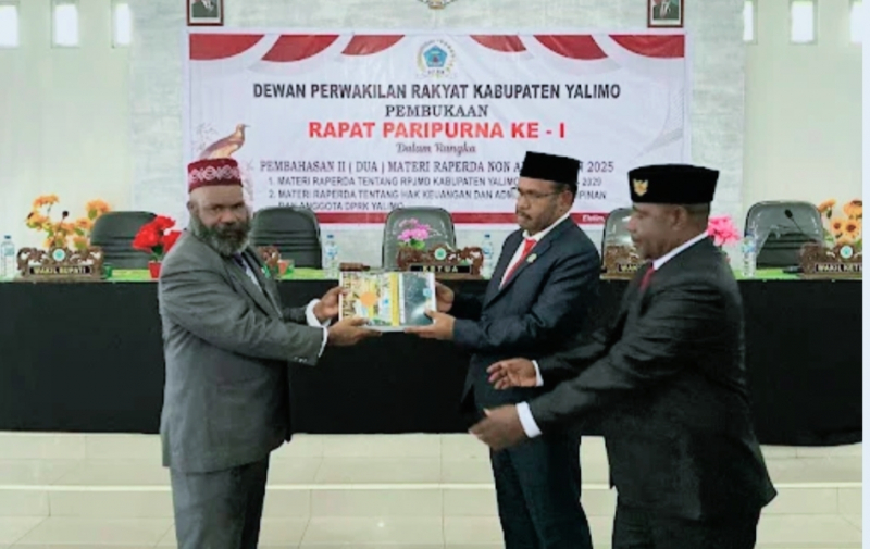 Plh.Sekda Kabupaten Yalimo, Didimus Wandik.S.Pd.MM saat menyerahkan materi Raperda non APBD tahun 2025 di terima unsur pimpinan di ruang sidang DPRK, distrik Elelim Provinsi Papua Pegunungan pada hari Senin, ( 2/12 ).