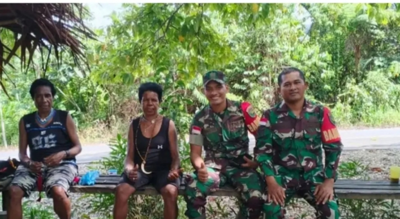 Babinsa Koramil 1702-05/Benawa yang dipimpin oleh Serma Tanjung mengunjung Kampung Kali Merah dan Naira, Distrik Benawa, Kabupaten Yalimo, Papua Degunungan Sabtu (3/11 2025